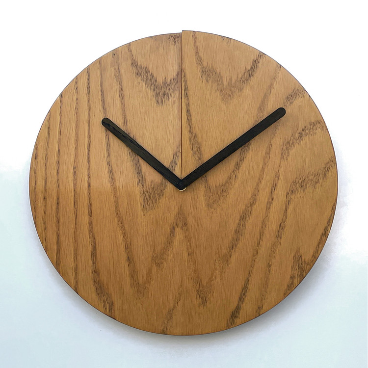 ساعت دیواری با عقربه چوبی