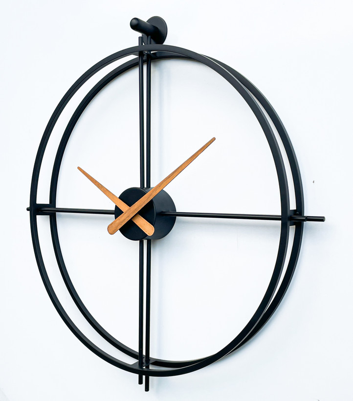 ساعت دیواری فلزی با جزئیات چوبی مناسب خانه مدرن