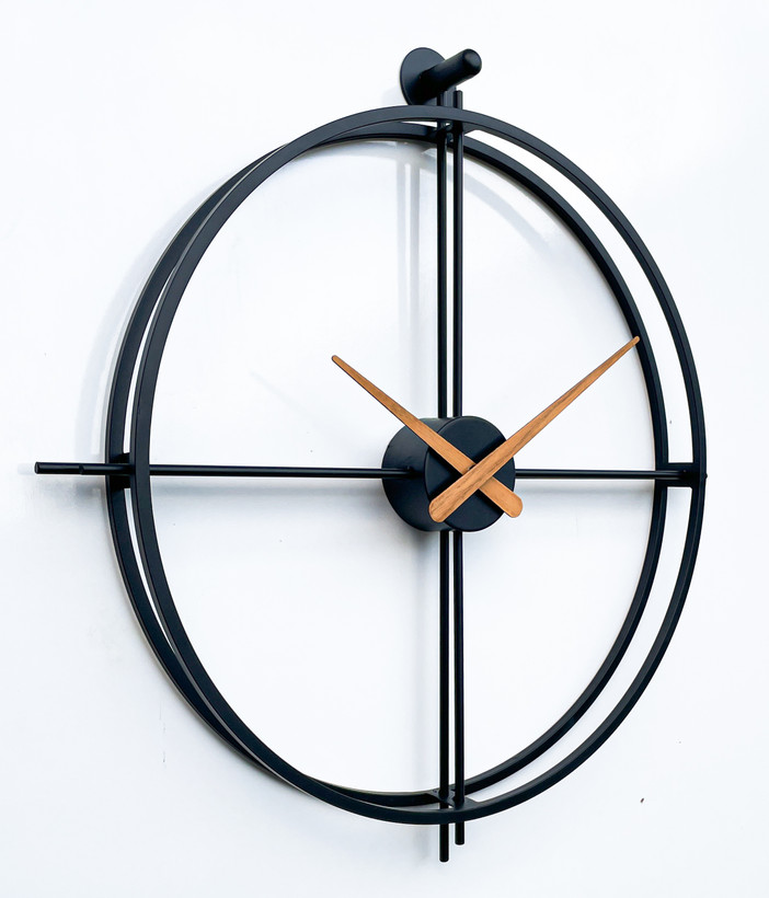 نمای نزدیک جزئیات ساعت دیواری مدرن فلزی