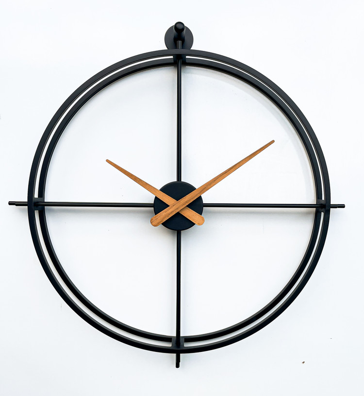 ساعت دیواری مینیمال با عقربه چوبی برای فضای گرم